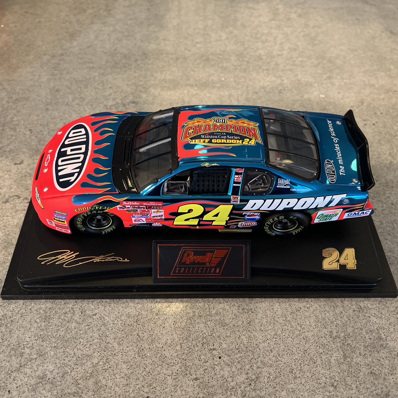 2001 Jeff Gordon #24 Dupont Winston Cup Champion -Revell 1:24