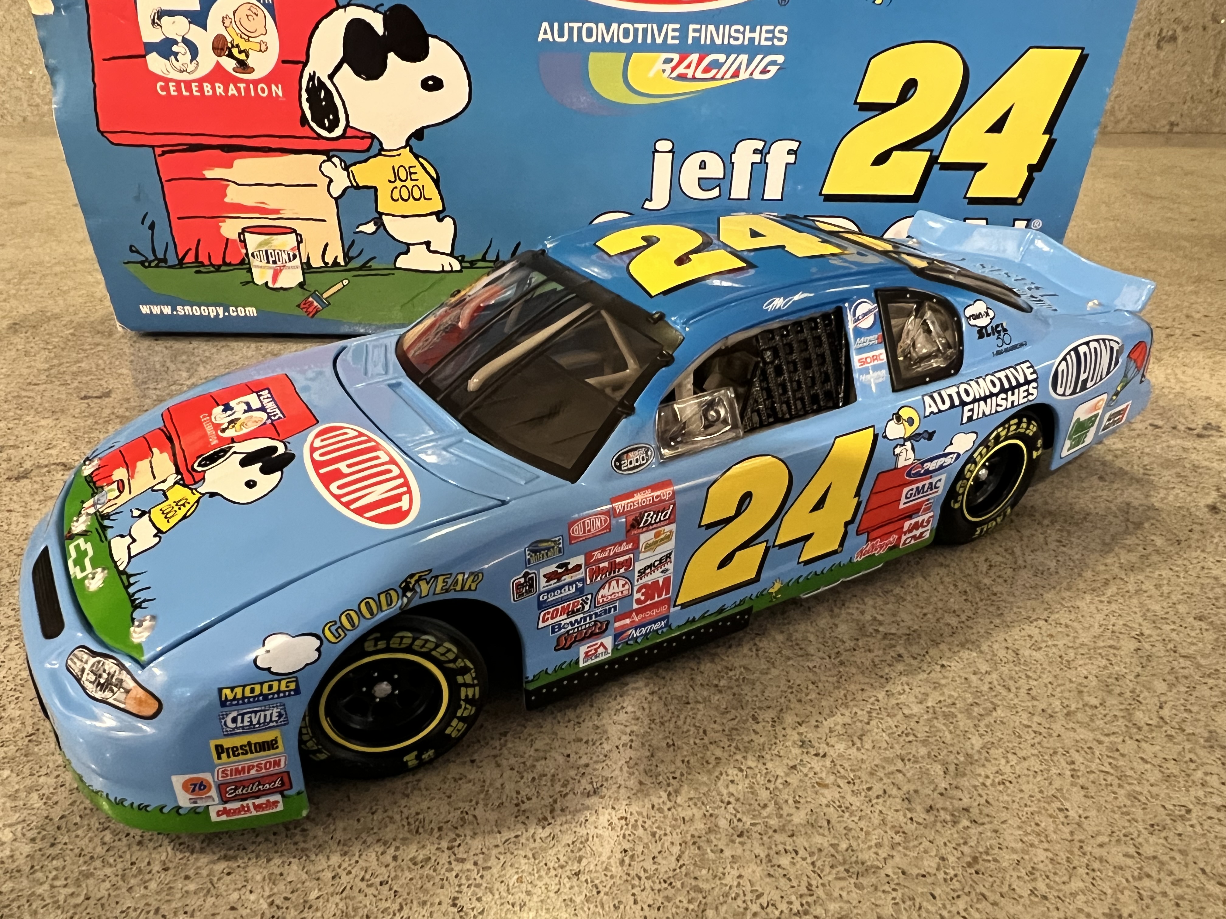 2000 Jeff Gordon #24 DuPont / Peanuts - Action 1:24