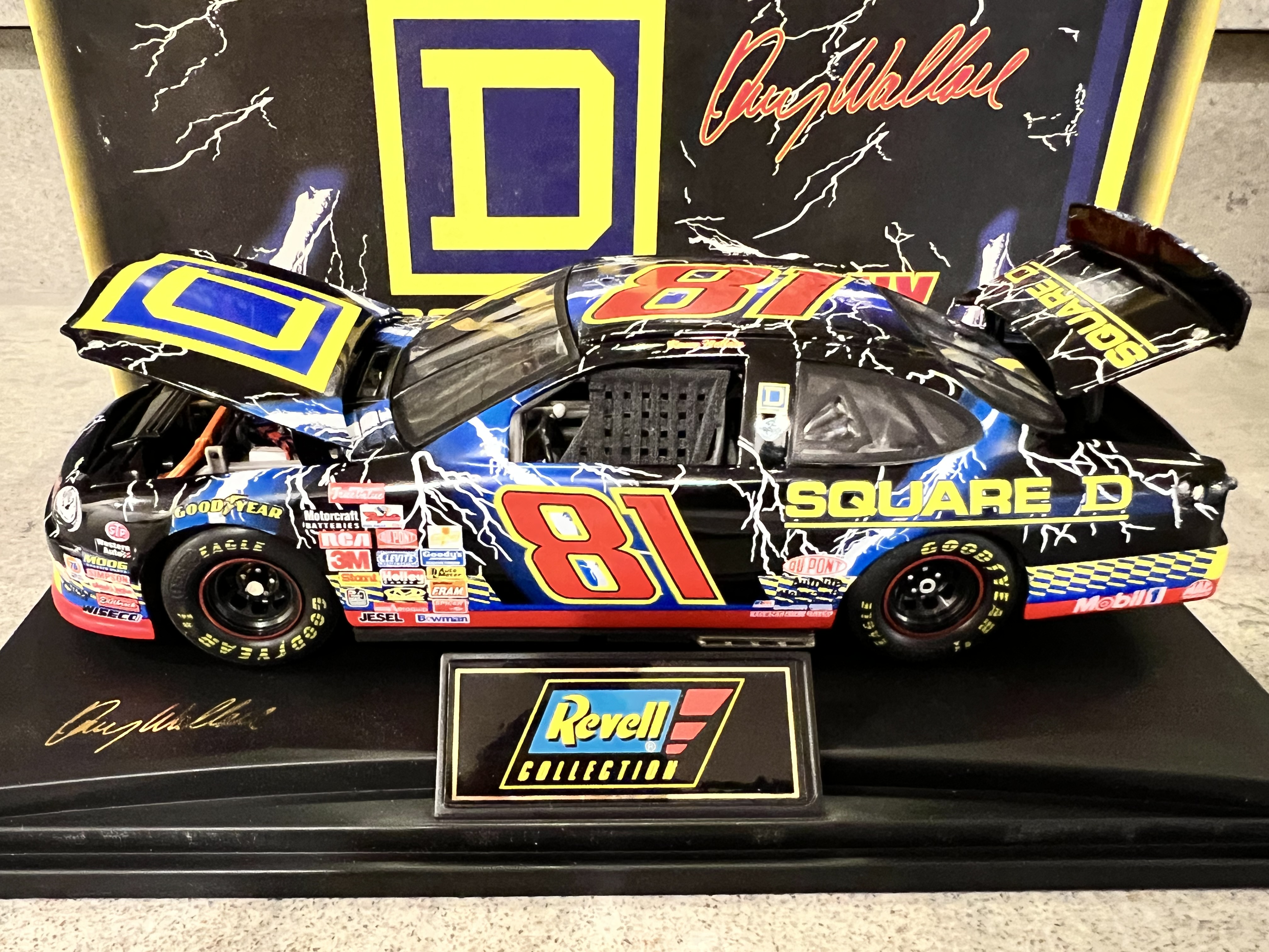 1998 Kenny Wallace #81 Square D Lightning Taurus - Revell 1:24